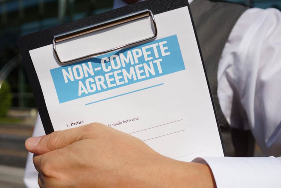 A person holding a clipboard

AI-generated content may be incorrect.